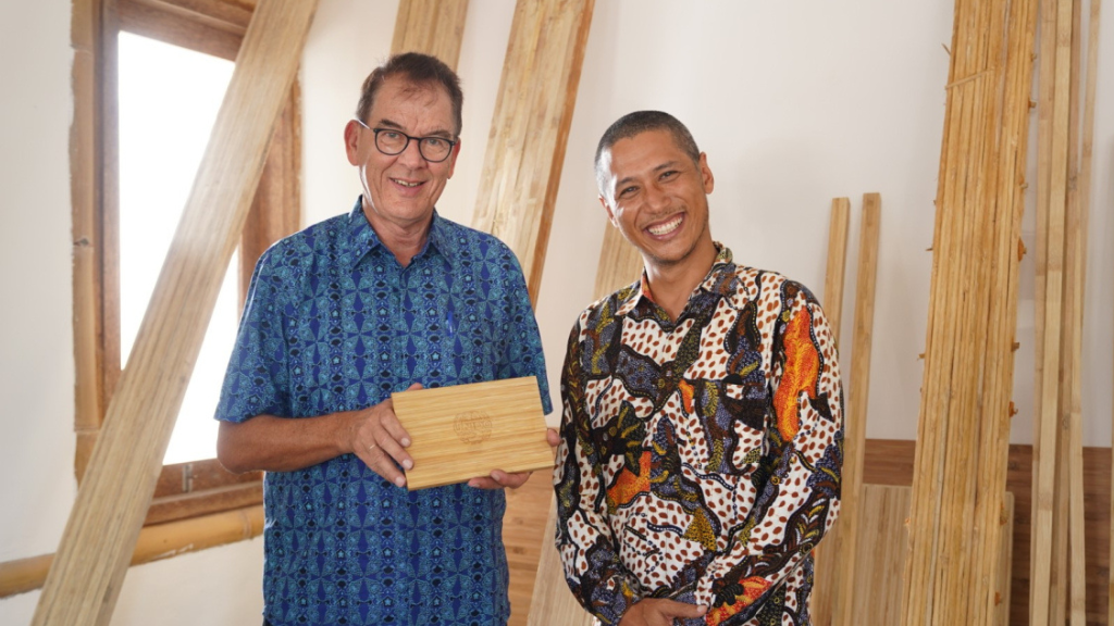 DG visits bamboo factory