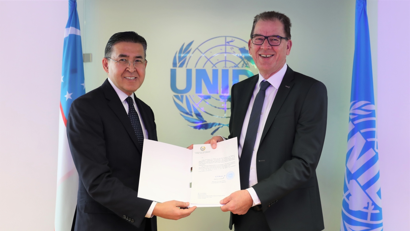 His Excellency Mr. Bakhtiyor IBRAGIMOV, presents his credentials as Permanent Representative of Uzbekistan to UNIDO to the Director General, Mr. Gerd Müller